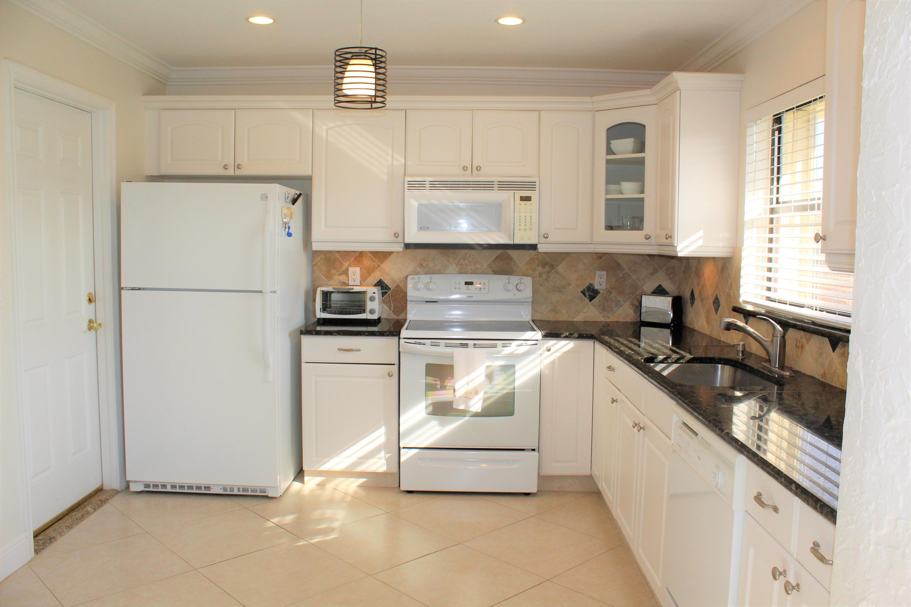 4595 Laurel Tree Road, Unit B Boynton Beach, FL 33436 - Photo 3 of 31 Kitchen
