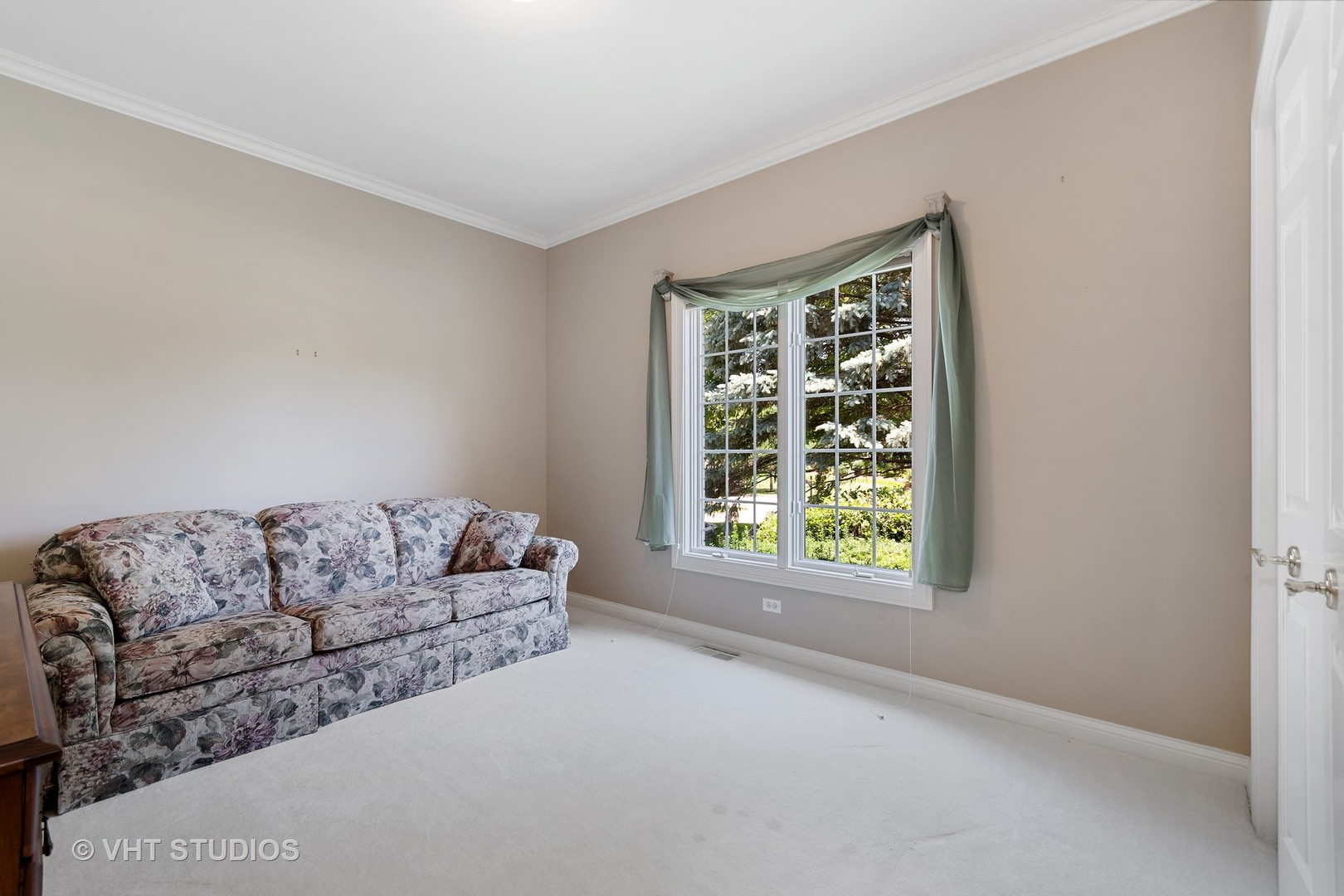 3603 Chesapeake Road St. Charles, IL 60175 - Photo 20 of 32 a living room with furniture and a window