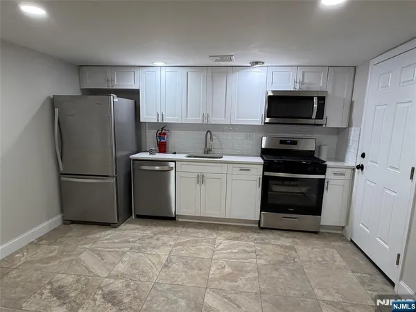 $2,000 | 1027 Maple Avenue, Unit B (LEFT SIDE), Ridgefield, NJ 07657