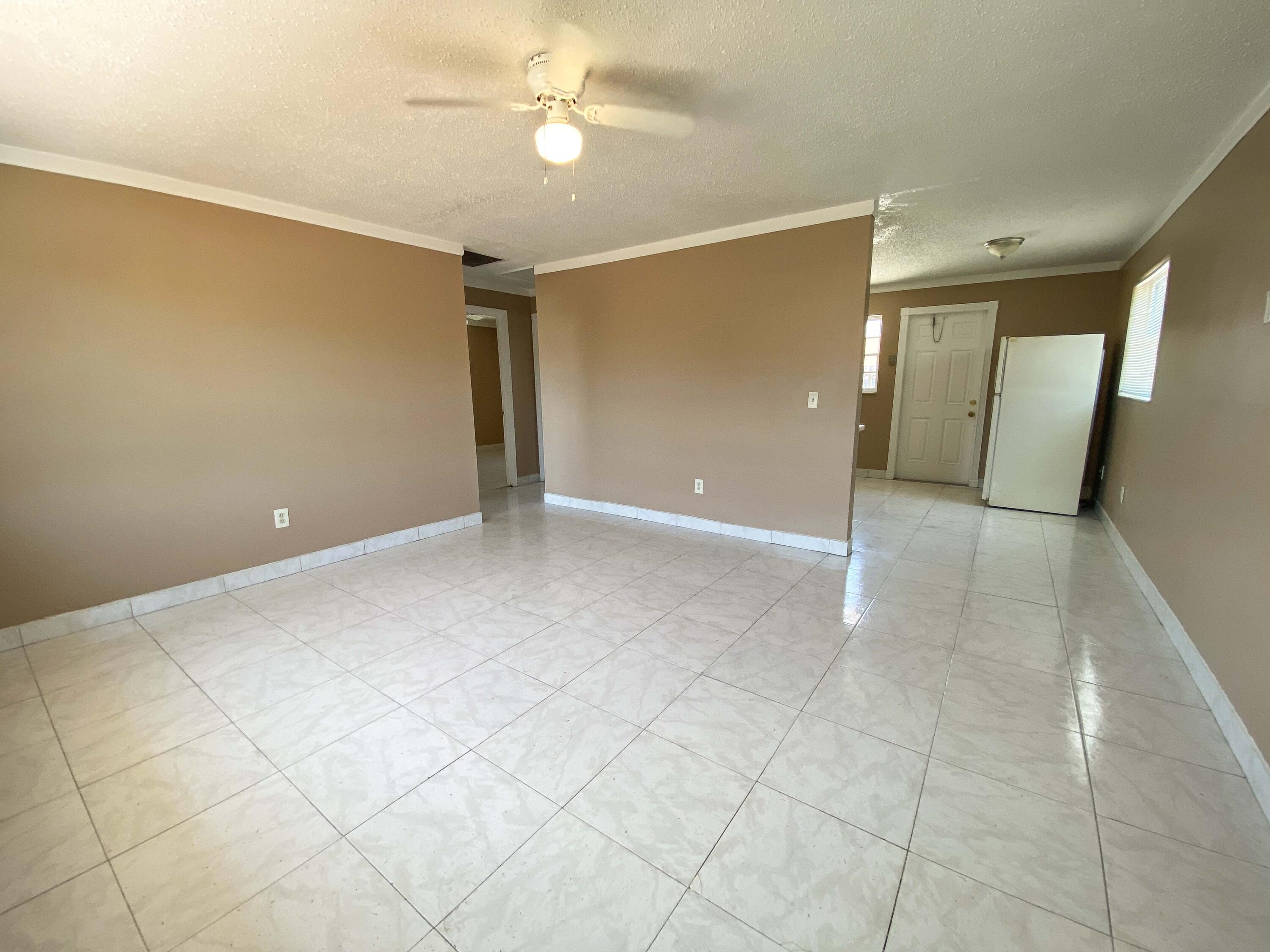 5884 Mango Road, Unit B West Palm Beach, FL 33413 - Photo 2 of 8 a view of a hallway