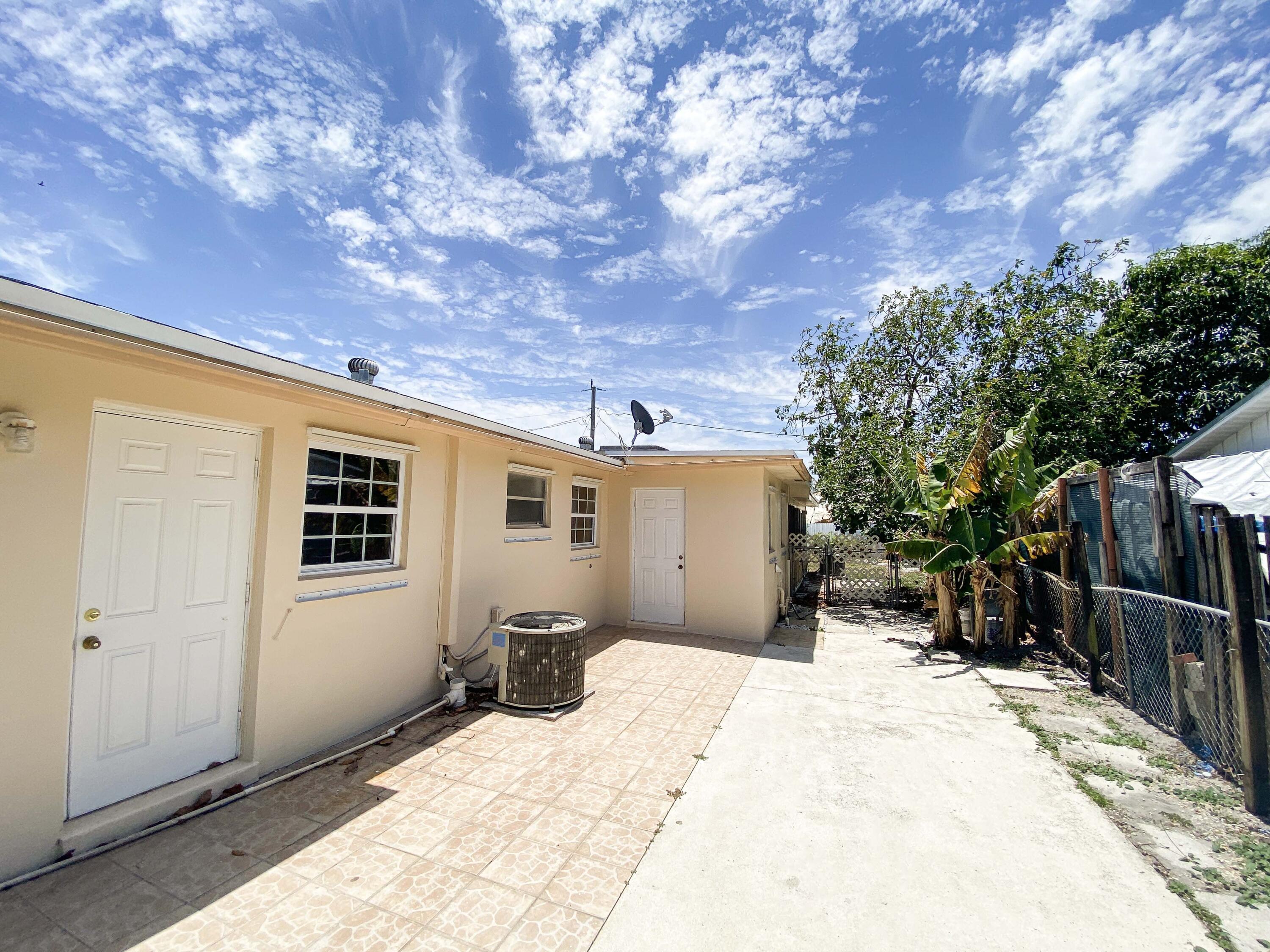 5884 Mango Road, Unit B West Palm Beach, FL 33413 - Photo 7 of 8 a view of a house with a backyard