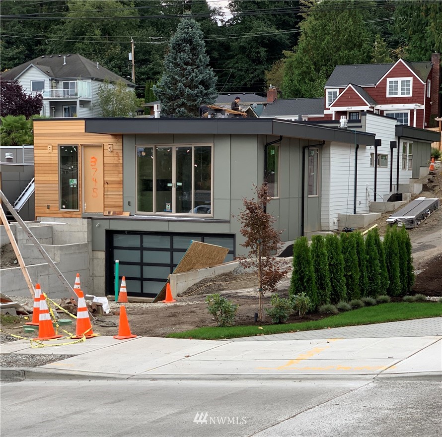 3745 West Commodore Way Seattle, WA 98199 - Photo 2 of 25 Gallery Image 2