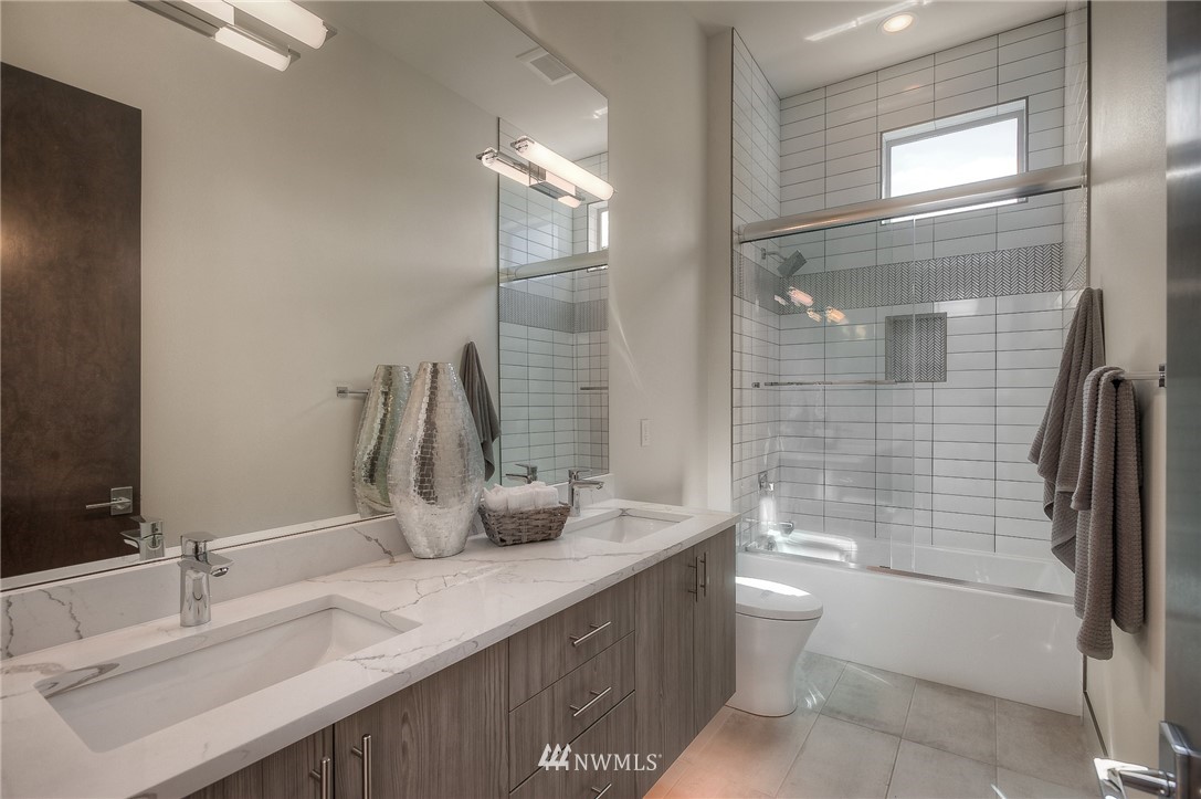 3745 West Commodore Way Seattle, WA 98199 - Photo 14 of 25 Gallery Image 14