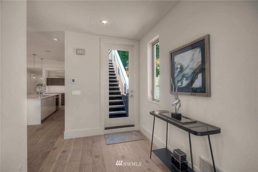 3745 West Commodore Way Seattle, WA 98199 - Photo 3 of 25 Gallery Image 3
