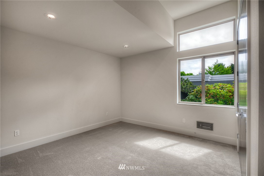3745 West Commodore Way Seattle, WA 98199 - Photo 23 of 25 Gallery Image 23