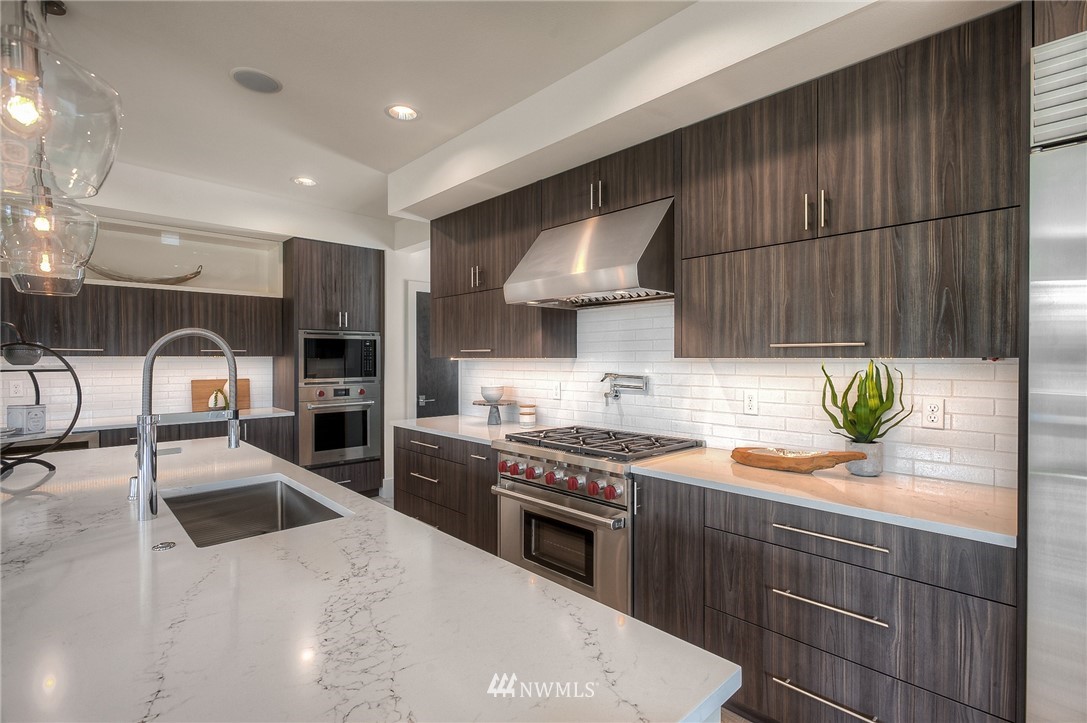 3745 West Commodore Way Seattle, WA 98199 - Photo 8 of 25 Gallery Image 8