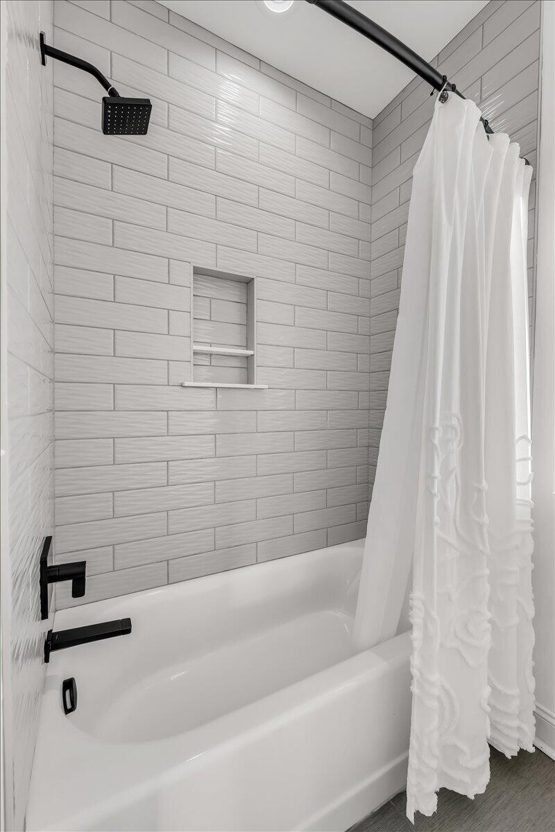 155 Riverview Drive Jasper, TN 37347 - Photo 59 of 100 a bathroom with a shower and a tub