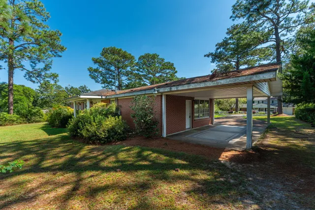 a view of a house with backyard and garden