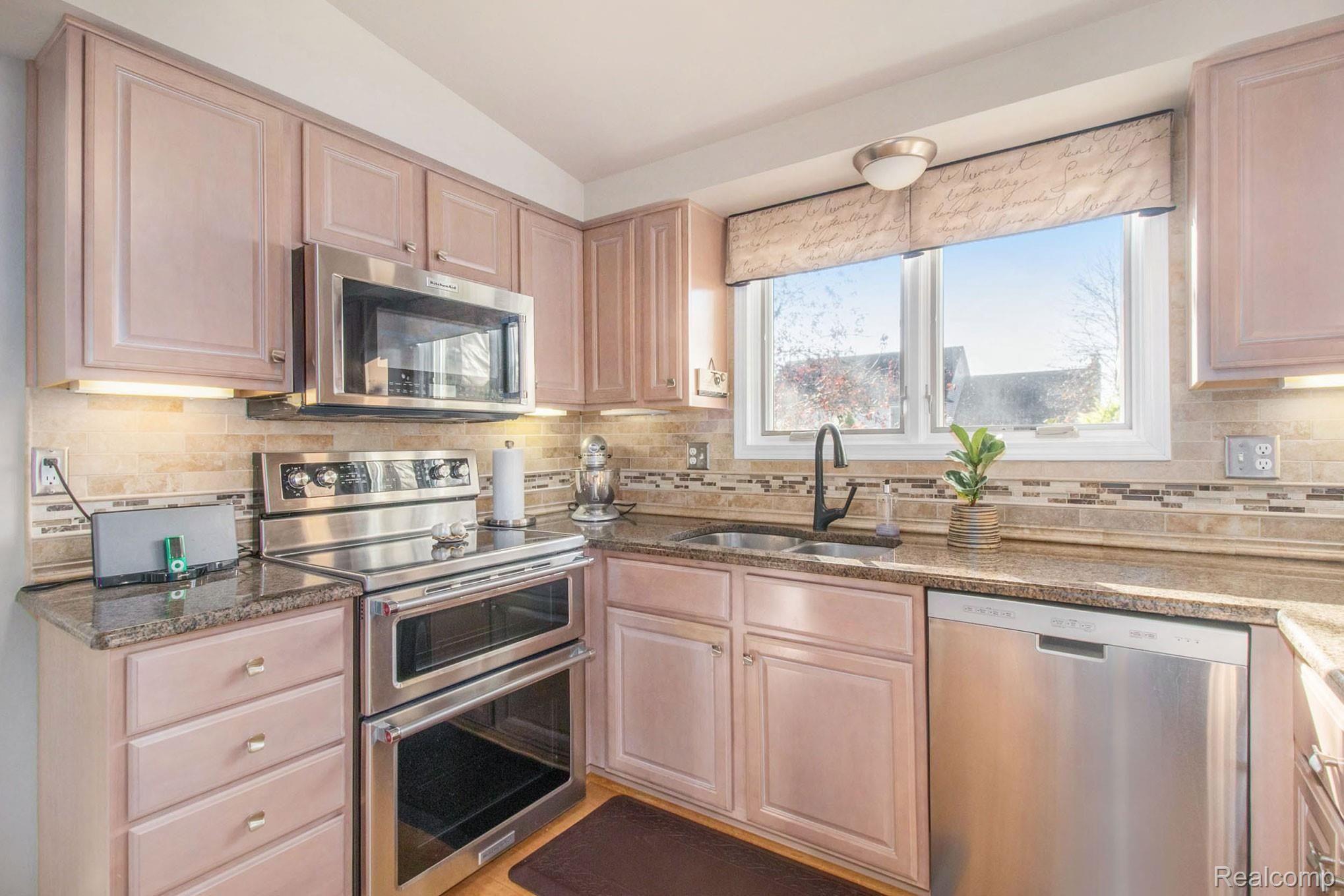 2755 Winter Park Road Rochester, MI 48309 - Photo 12 of 29 12.jpg