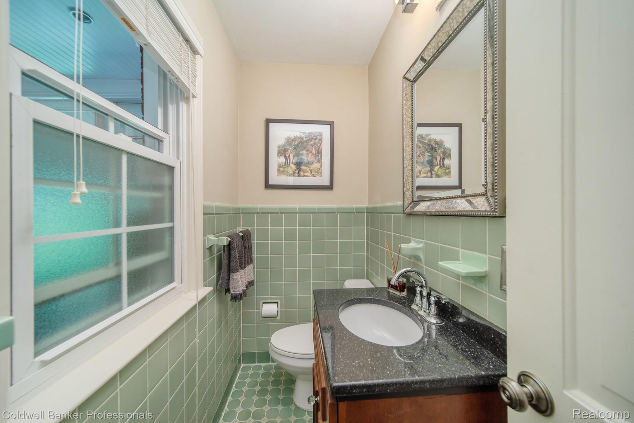1760 Broadstone Road Grosse Pointe, MI 48236 - Photo 11 of 29 1760 Broadstone_39.jpg