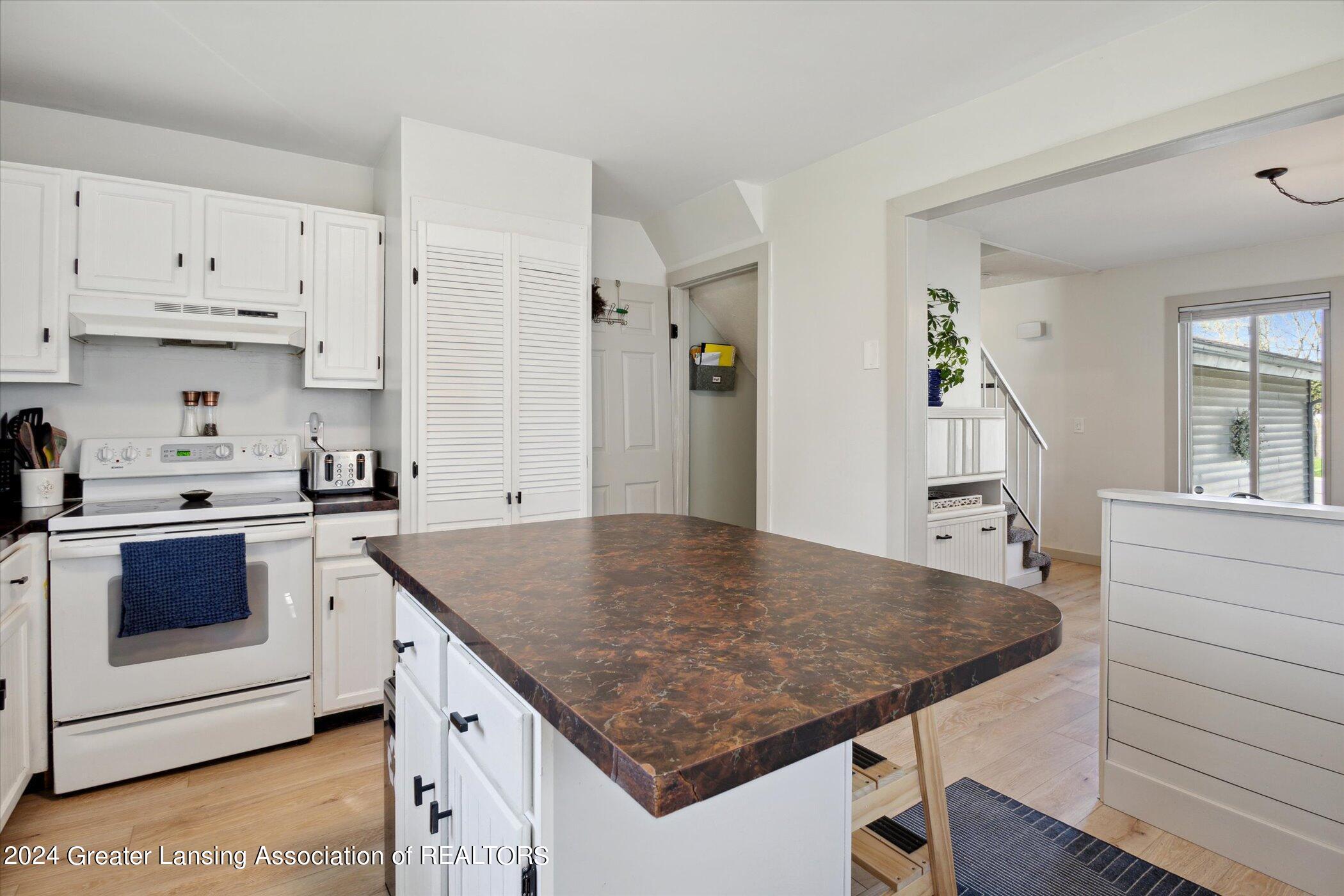 3033 Scarborough Road Lansing, MI 48910 - Photo 16 of 39 16-3033-Scarborough-Rd-Lansing-MI-48910-