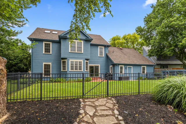 a house that is sitting in the grass