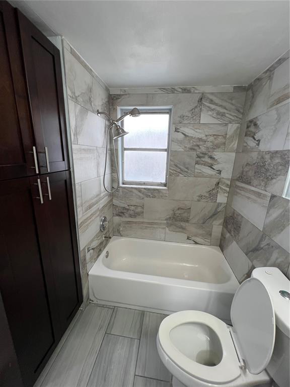 5333 Pasadena Drive, Unit 5333 New Port Richey, FL 34652 - Photo 10 of 12 a bath room with a toilet and a bath tub