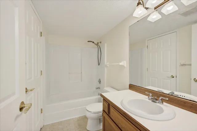 $197,900 | 3551 Blue Jay Way, Unit 201, Eagan, MN 55123