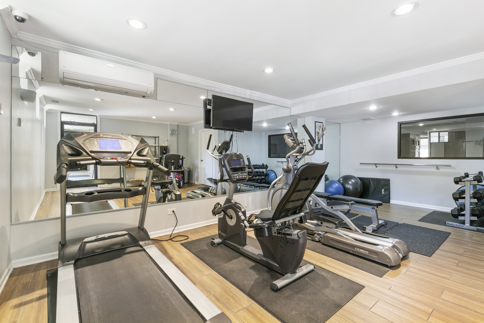 6001 North Kenmore Avenue, Unit 511 Chicago, IL 60660 - Photo 3 of 12 a view of a room with gym equipment