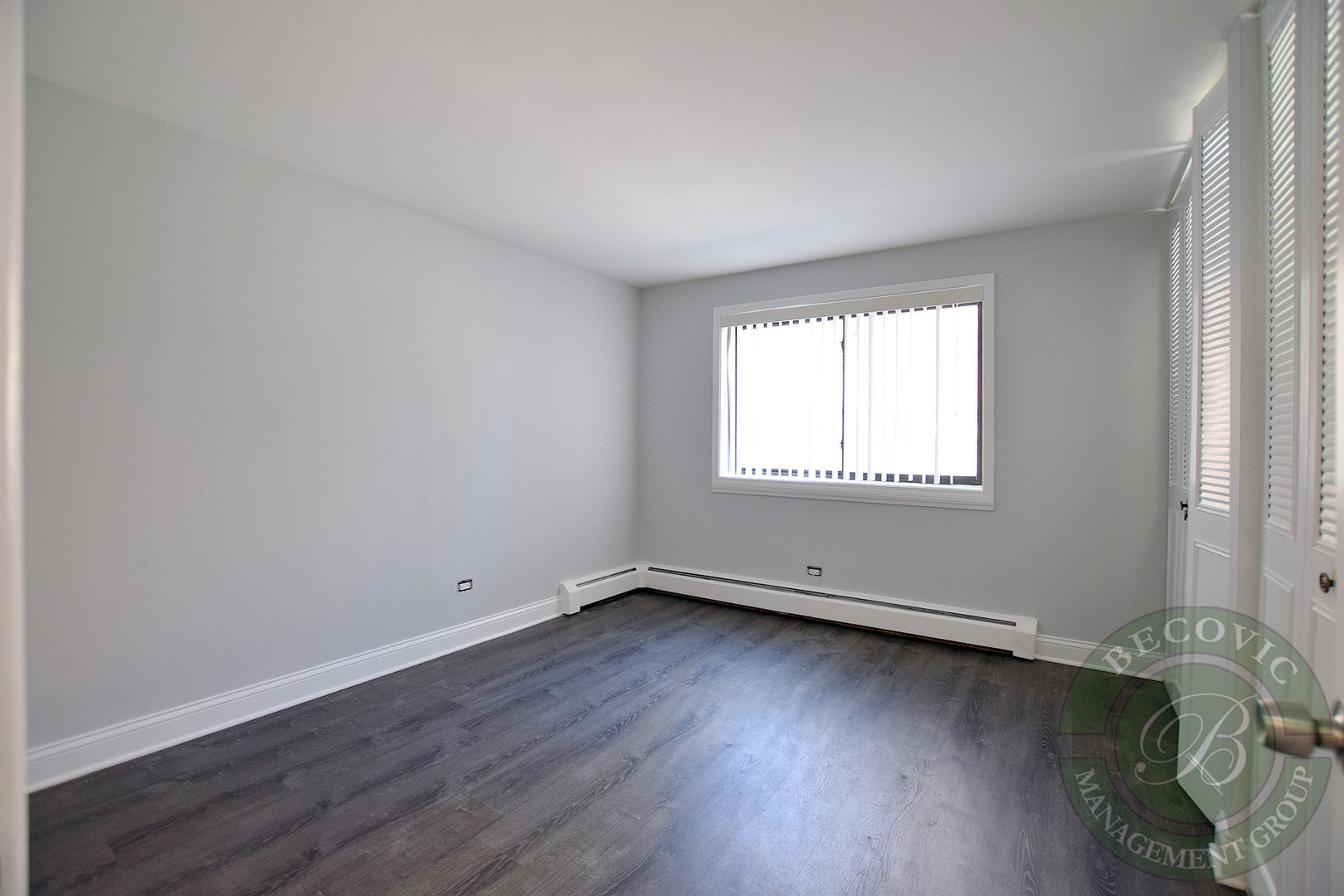 6001 North Kenmore Avenue, Unit 511 Chicago, IL 60660 - Photo 8 of 12 an empty room with wooden floor and windows