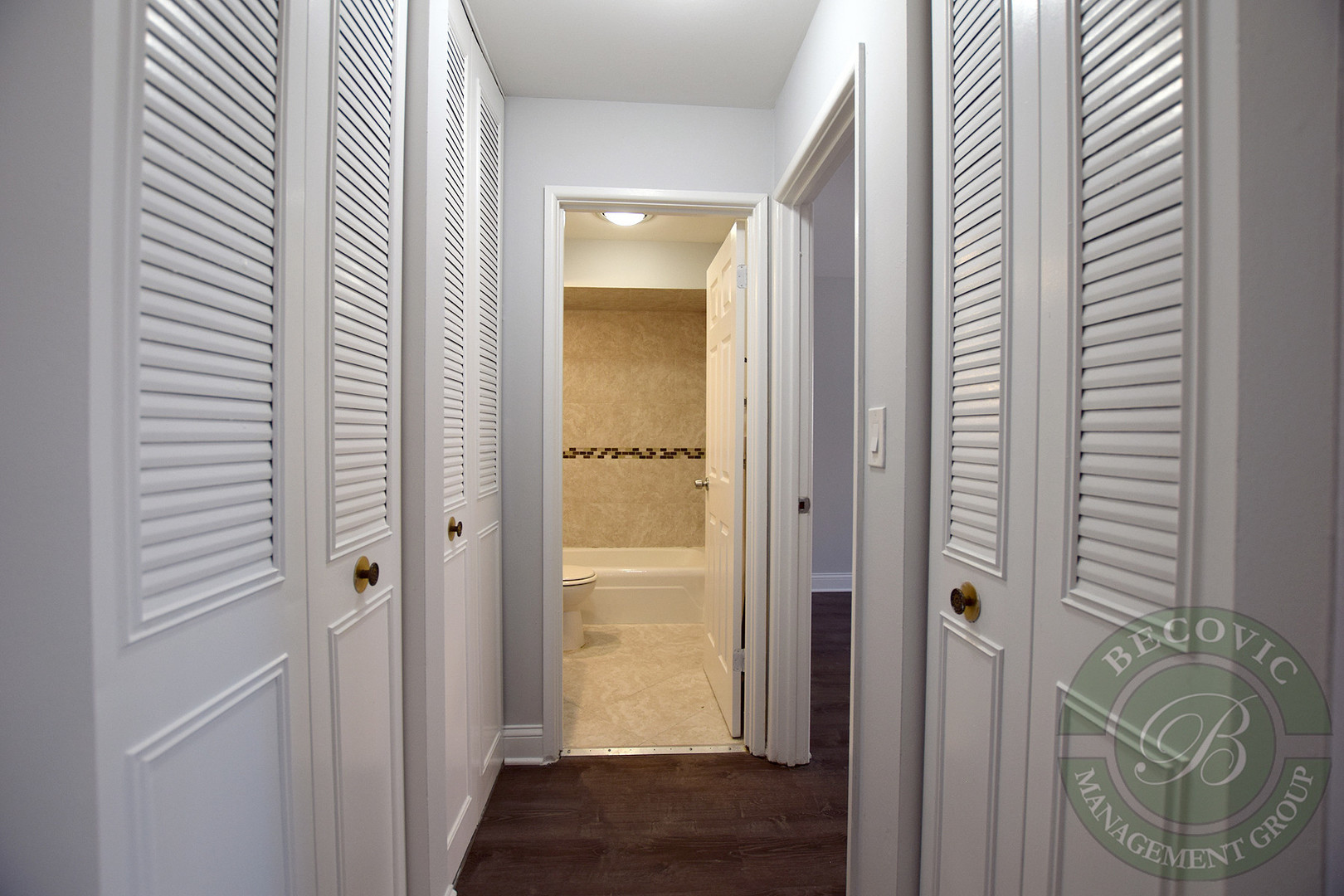 6001 North Kenmore Avenue, Unit 511 Chicago, IL 60660 - Photo 9 of 12 a view of a bathroom from a hallway