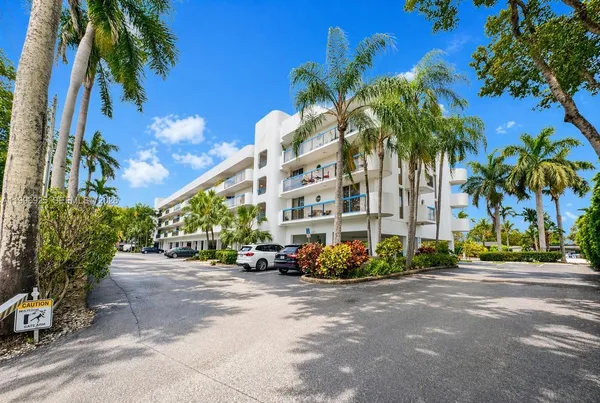 $3,300 | 2370 Northeast 135th Street, Unit 405, North Miami, FL 33181