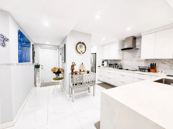 $3,300 | 2370 Northeast 135th Street, Unit 405, North Miami, FL 33181