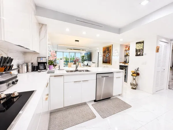 $3,300 | 2370 Northeast 135th Street, Unit 405, North Miami, FL 33181