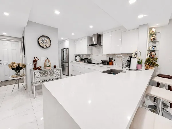 $3,300 | 2370 Northeast 135th Street, Unit 405, North Miami, FL 33181