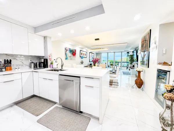 $3,300 | 2370 Northeast 135th Street, Unit 405, North Miami, FL 33181