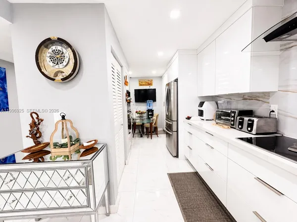 $3,300 | 2370 Northeast 135th Street, Unit 405, North Miami, FL 33181