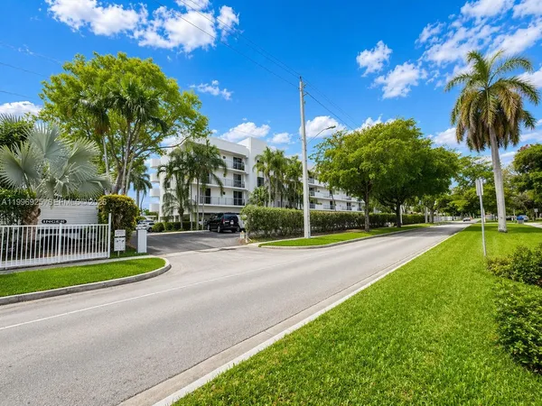 $3,300 | 2370 Northeast 135th Street, Unit 405, North Miami, FL 33181