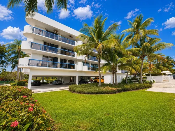 $3,300 | 2370 Northeast 135th Street, Unit 405, North Miami, FL 33181