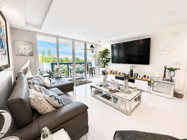 $3,300 | 2370 Northeast 135th Street, Unit 405, North Miami, FL 33181