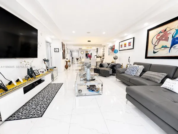 $3,300 | 2370 Northeast 135th Street, Unit 405, North Miami, FL 33181