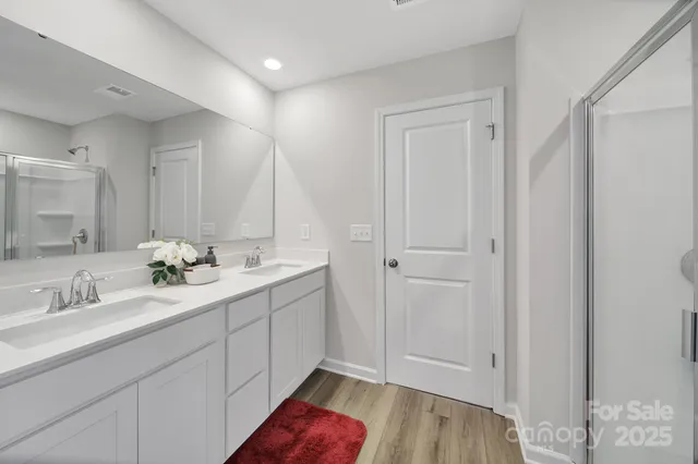 a en suite bathroom with a sink and mirror