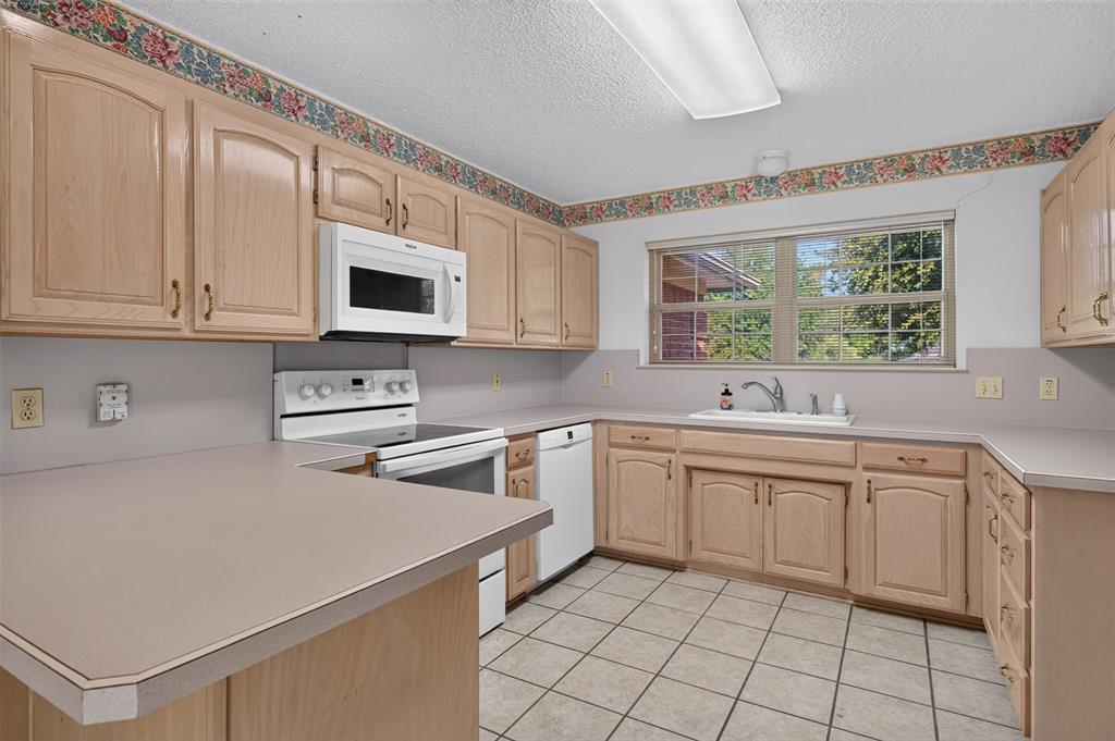 304 Edgehill Road Joshua, TX 76058 - Photo 8 of 25 Gallery Image 8