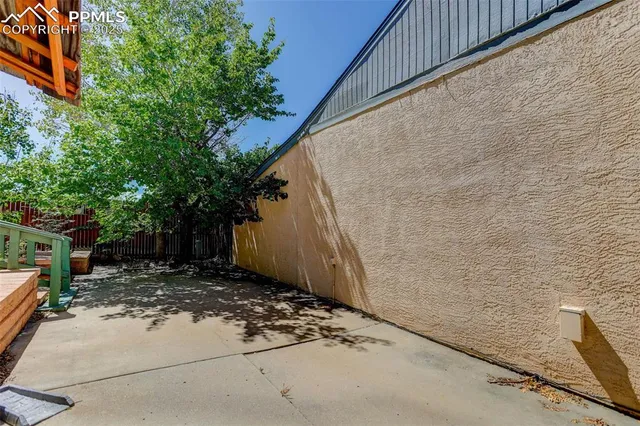 a view of a backyard