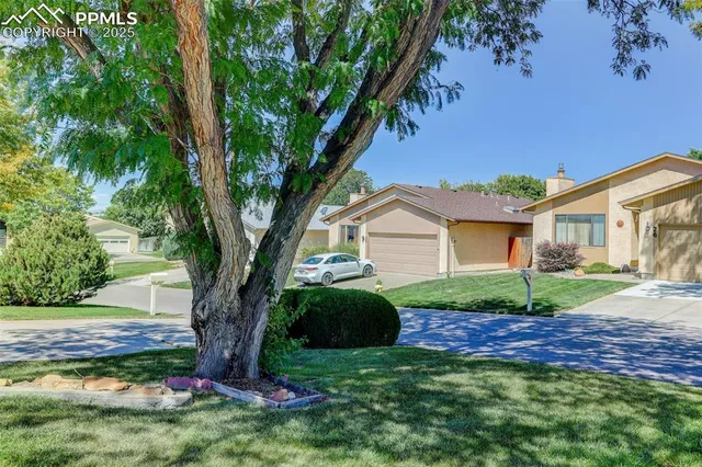 a view of a house with a yard