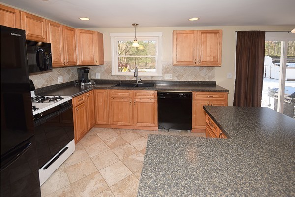 375 Grand Valley Road Springfield, MA 01128 - Photo 10 of 21