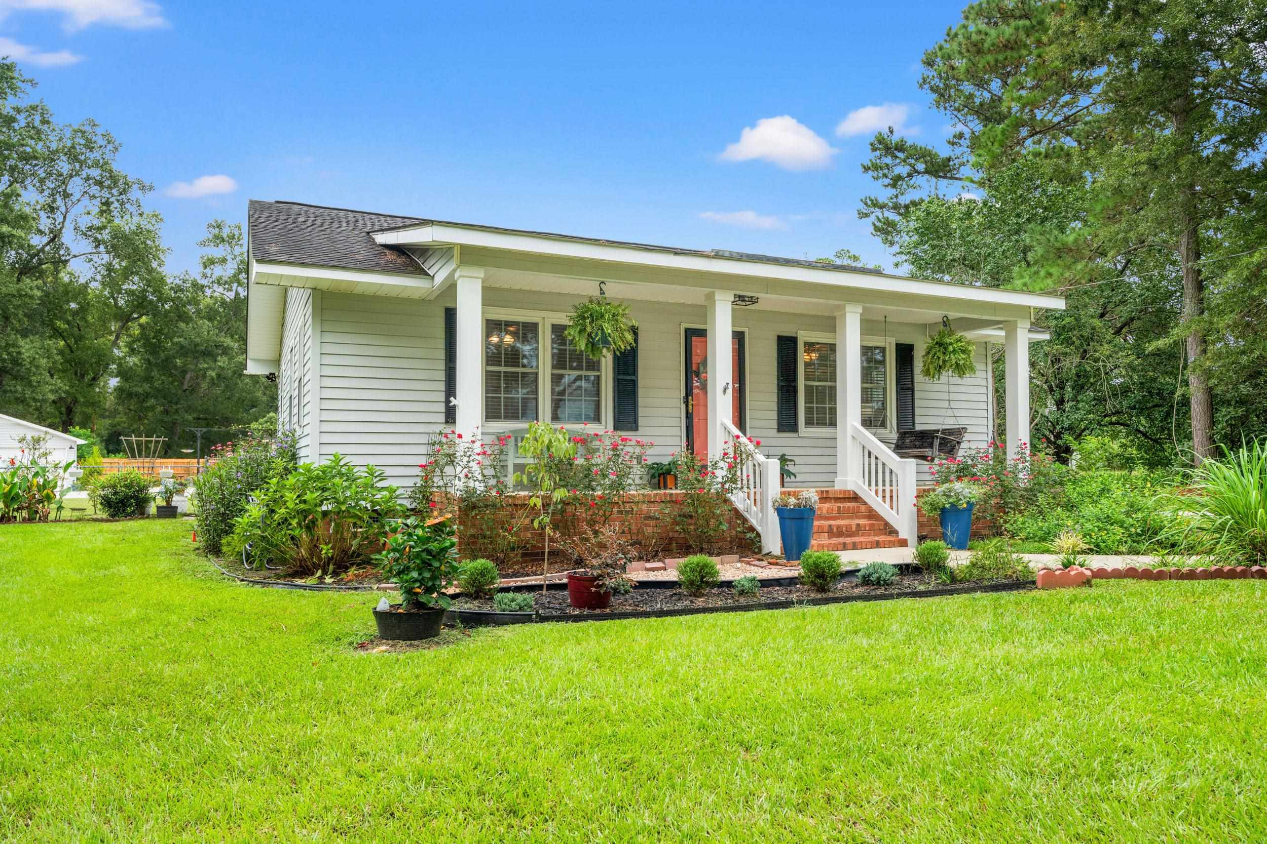 208 Bethea Street Latta, SC 29565 - Photo 4 of 36 Bungalow-style house featuring a porch and a front yard