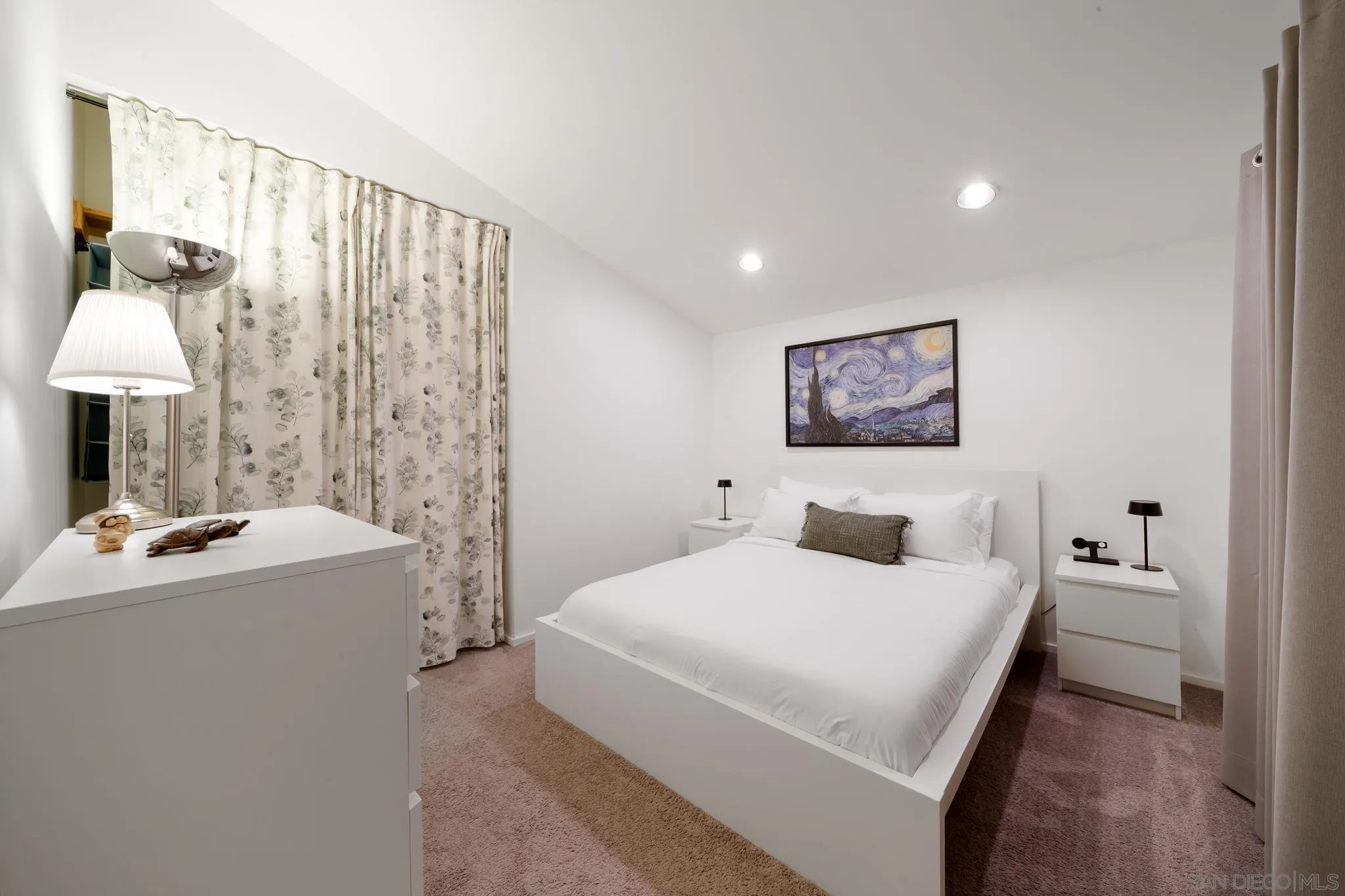 5643 Linda Rosa Avenue La Jolla, CA 92037 - Photo 48 of 56 a bedroom with a bed and a table