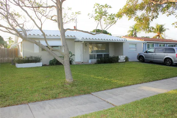 a view of a yard in front of a house