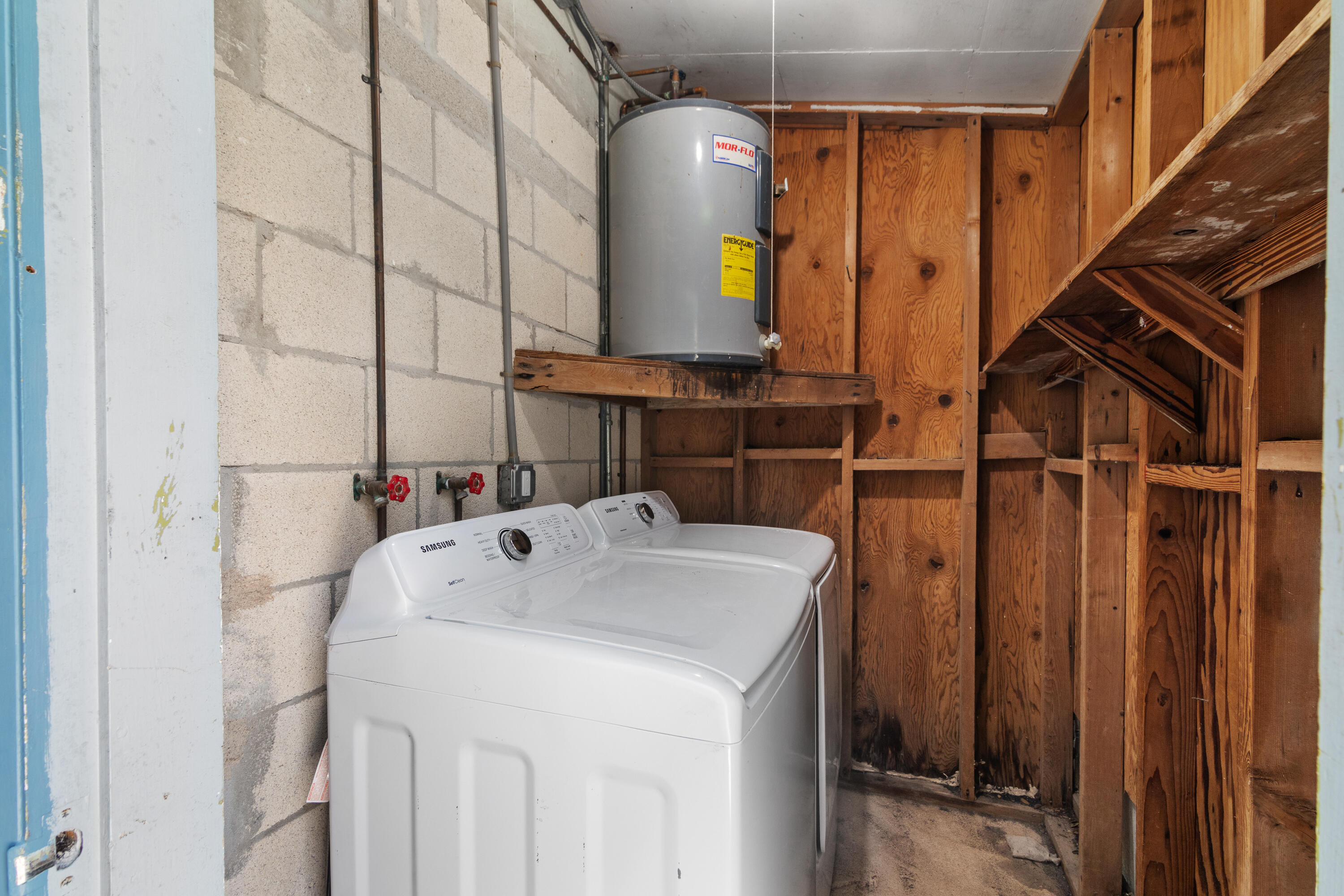 10873 7th Ave Gulf Marathon, FL 33050 - Photo 22 of 25 a bathroom with a sink and mirror