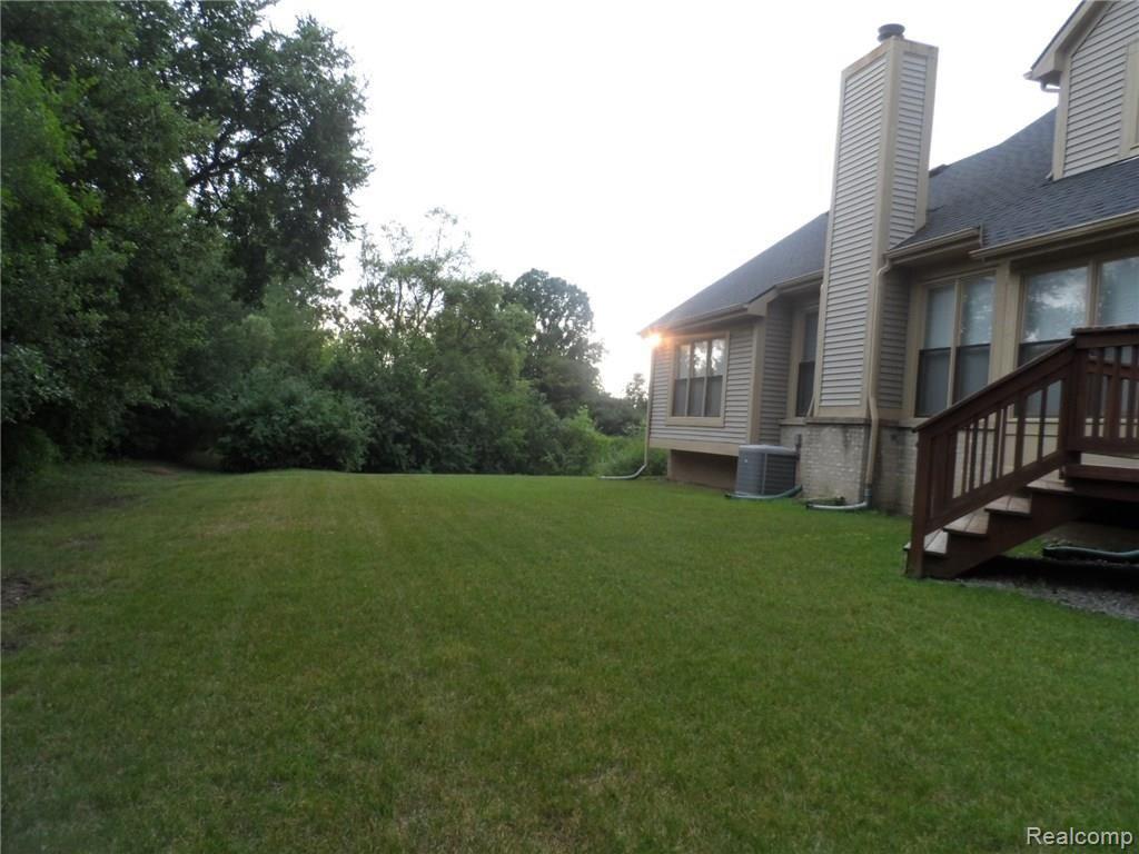 24320 Ridgeview Drive Farmington Hills, MI 48336 - Photo 7 of 13