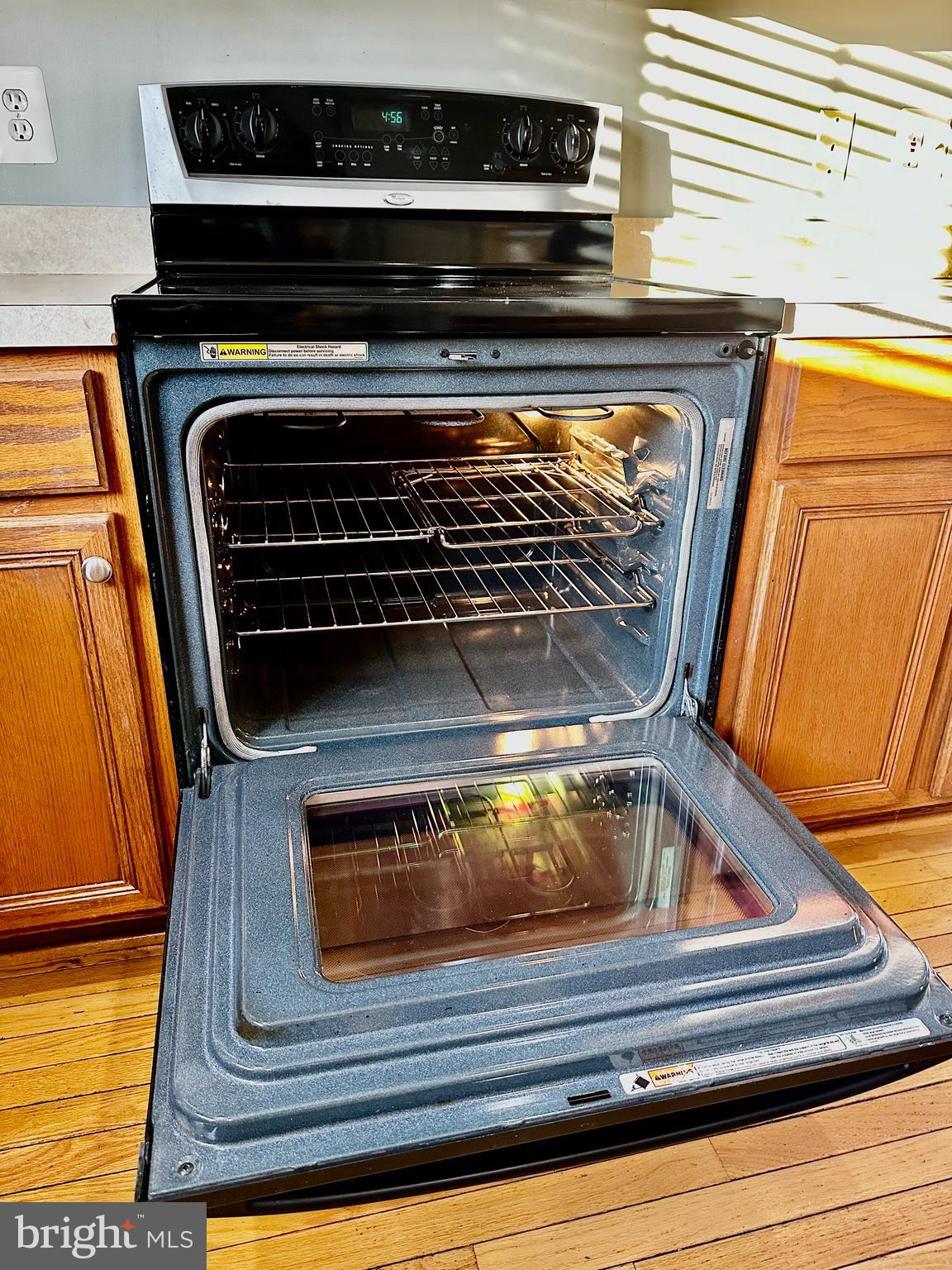 43438 Oxen Lane Chantilly, VA 20152 - Photo 10 of 49 a stove top oven sitting inside of a kitchen