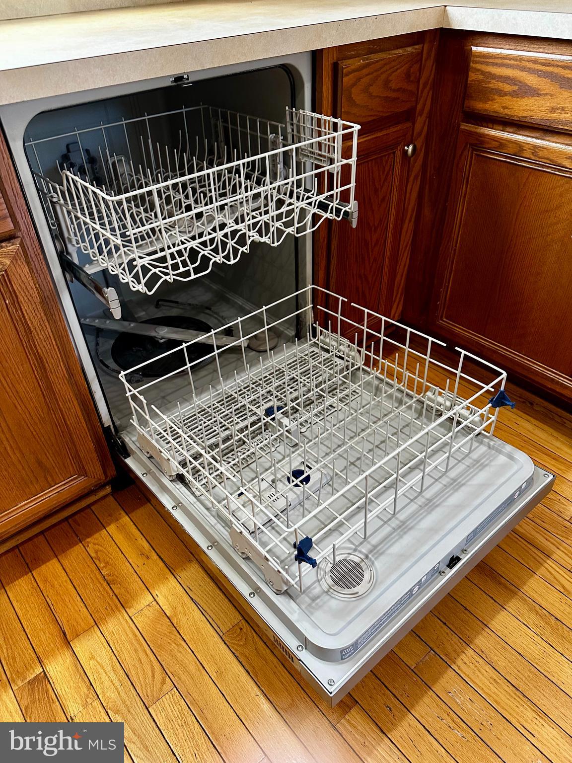 43438 Oxen Lane Chantilly, VA 20152 - Photo 11 of 49 a view of barbeque grill with wooden floor