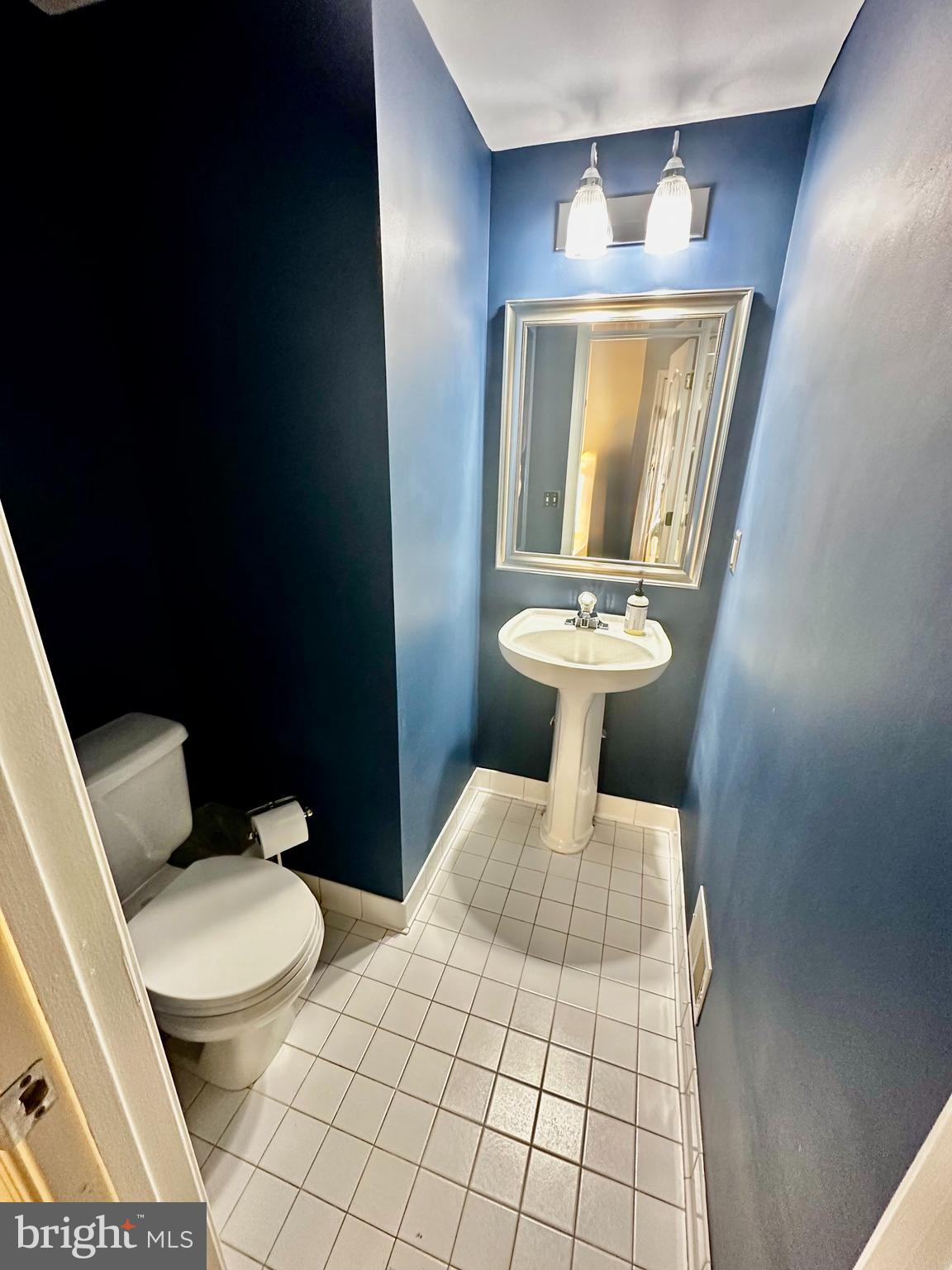 43438 Oxen Lane Chantilly, VA 20152 - Photo 21 of 49 a bathroom with a sink a toilet and mirror