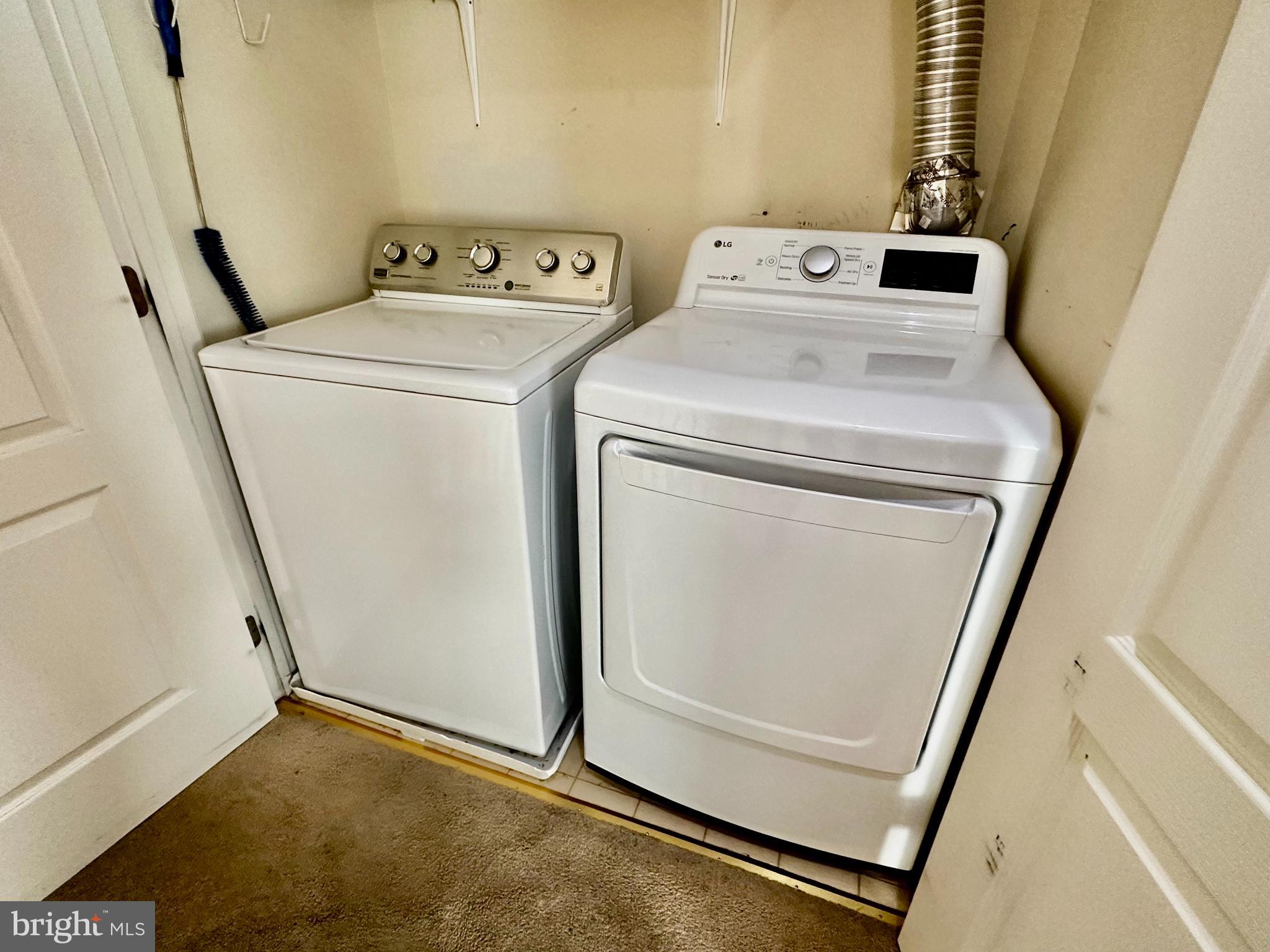 43438 Oxen Lane Chantilly, VA 20152 - Photo 25 of 49 a utility room with dryer and washer