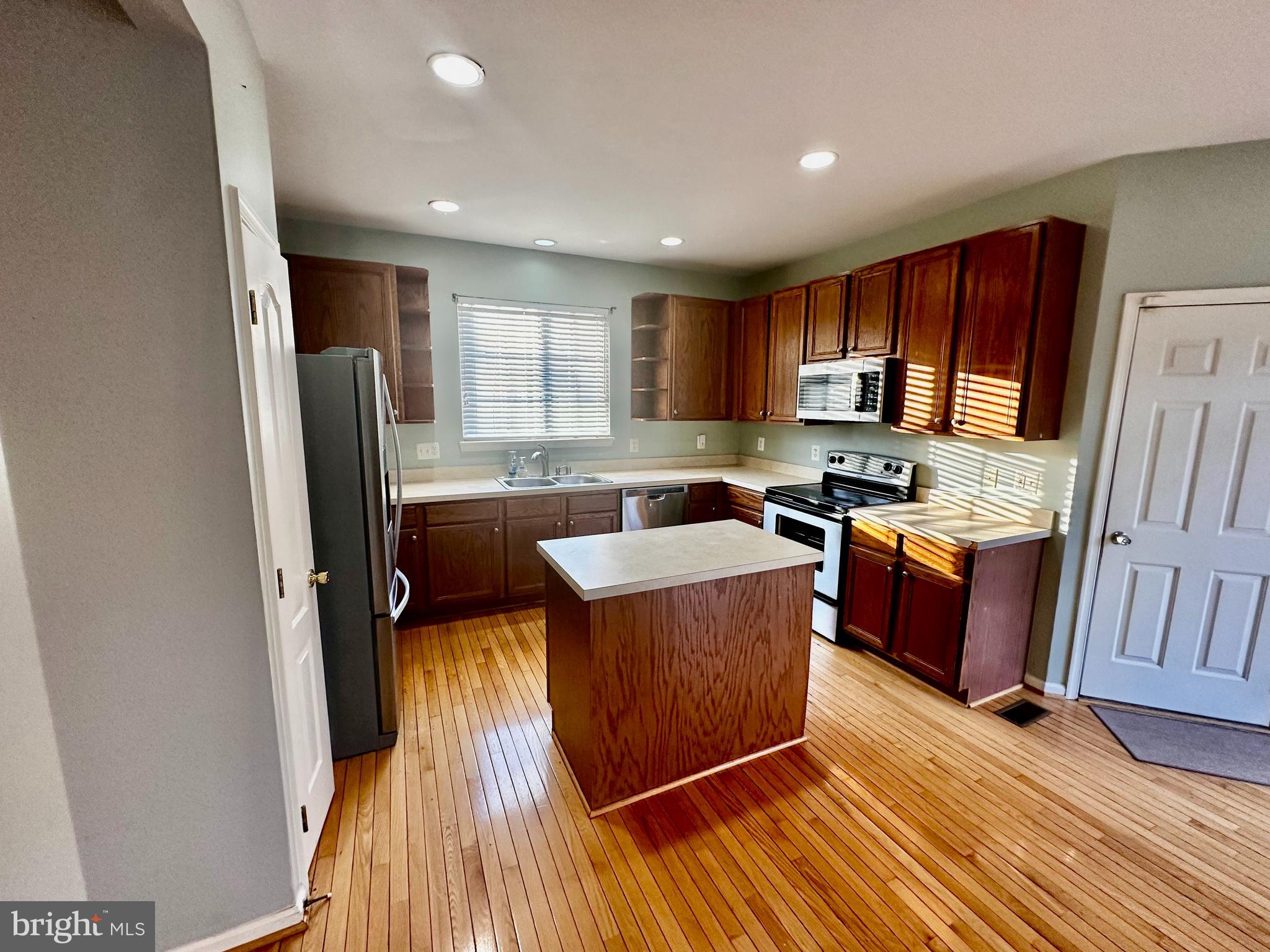 43438 Oxen Lane Chantilly, VA 20152 - Photo 7 of 49 a kitchen with stainless steel appliances granite countertop a refrigerator a stove top oven and a sink
