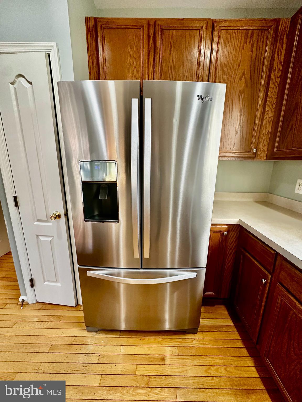 43438 Oxen Lane Chantilly, VA 20152 - Photo 8 of 49 a view of kitchen with stainless steel appliances wooden cabinets and refrigerator