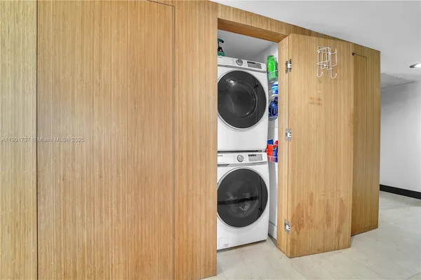 a close up view of a washer and dryer