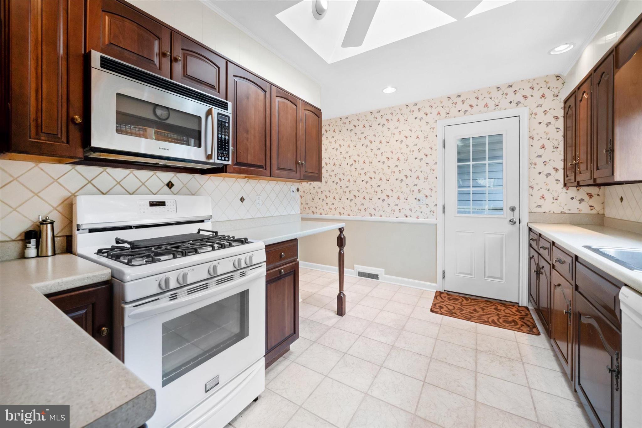 47 Paschall Road Wilmington, DE 19803 - Photo 7 of 26 Charming kitchen with modern touches.