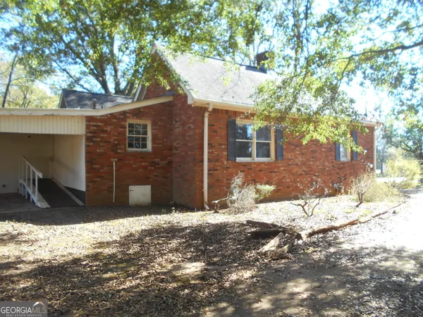a view of backyard of a house
